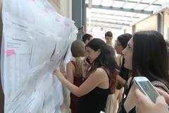 Πανελλήνιες: Αναρτήθηκαν οι βαθμολογίες στα σχολεία - Προβλήματα στην ιστοσελίδα του υπ. Παιδείας