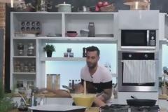 Στιγμές πανικούΓνωστή ηθοποιός χάνει τις αισθήσεις της on camera την ώρα της μαγειρικής - Σοκαρισμένος ο Γιώργος Τσούλης [video]