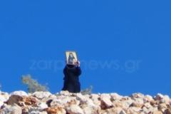 Απίστευτες εικόνες σε φωτιά στα Χανιά: Με εικονίσματα στα χέρια καλόγριες απέναντι στις φλόγες