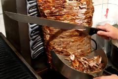 Ιδιοκτήτης ψητοπωλείου έδειρε εφοριακούς που πήγαν να τον ελέγξουν