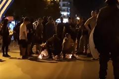 Διαδήλωση για τη Μακεδονία στη Θεσσαλονίκη - Έκαψαν πανό αντιεξουσιαστών στο άγαλμα Βενιζέλου - Αλλοδαπός επιτέθηκε με μαχαίρι σε διαδηλωτές (BINTEO)