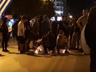 Φωτογραφία για Διαδήλωση για τη Μακεδονία στη Θεσσαλονίκη - Έκαψαν πανό αντιεξουσιαστών στο άγαλμα Βενιζέλου - Αλλοδαπός επιτέθηκε με μαχαίρι σε διαδηλωτές (BINTEO)