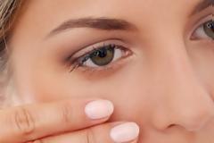 Γιατί καμιά φορά «πετάει το μάτι» σας; Τι συμβαίνει…