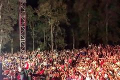 Λευτέρης Πανταζής: Αποθεώθηκε από 15.000 κόσμο στη συναυλία αλληλεγγύης του Δήμου Περιστερίου (βίντεο)