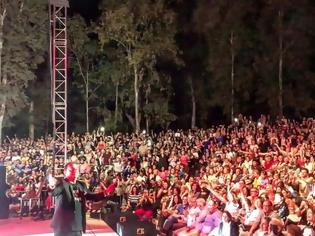 Φωτογραφία για Λευτέρης Πανταζής: Αποθεώθηκε από 15.000 κόσμο στη συναυλία αλληλεγγύης του Δήμου Περιστερίου (βίντεο)