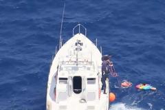 φωτογραφίες από τη διάσωση της 55χρονης Ρωσίδας που έπλεε 20 ώρες σε θαλάσσιο στρώμα ανοιχτά της Κρήτης!