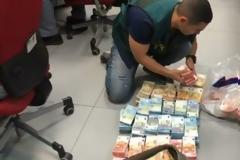 ΒΙΝΤΕΟ.Έτσι είναι να μετράς 8 εκατομμύρια ευρώ σε χαρτονομίσματα...