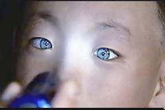 Το αγόρι που τρέλανε την επιστημονική κοινότητα: Έχει την ικανότητα να βλέπει στο απόλυτο… σκοτάδι με μάτια που λάμπουν! [video]