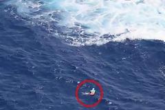 Φωτογραφίες από τη δραματική διάσωση της γυναίκας που ήταν 20 ώρες σε ένα στρώμα ανοιχτά της Κρήτης