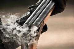 Επίδαυρος: Ρίχνει με την καραμπίνα από το μπαλκόνι (ΒΙΝΤΕΟ)