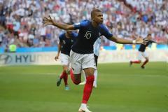 Ο Μπαπέ έστειλε τον Μέσι και την παρέα του σπίτι τους