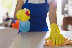 Κάθε πότε πρέπει να πλένετε τα πράγματα στο σπίτι σύμφωνα με έναν μικροβιολόγο