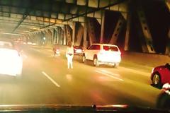 Τι λες τώρα! Γυναίκα γδύθηκε στη μέση του δρόμου....Που συνέβη αυτό;