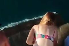 Τρομακτικό βίντεο! Πήγε να... ταΐσει καρχαρία και την άρπαξε