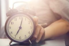 Aυτή είναι η ακριβής ώρα που πρέπει να κοιμάσαι αν ξυπνάς κάθε πρωί στις 7 (και δεν είναι αυτή που νομίζεις)...