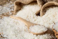 Γιατί να βάλετε ένα βαζάκι με ρύζι στα ντουλάπια σας