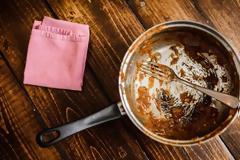 ΣΩΤΗΡΙΟ: Πώς να καθαρίσετε την καμένη κατσαρόλα