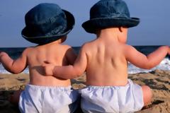 Πρώτο καλοκαίρι με τα δίδυμα: 5 μύθοι και αλήθειες που θέλετε να ξέρετε!