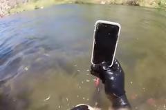 Έχασε το κινητό της στον βυθό και δύο βδομάδες μετά το βρήκε δύτης και λειτουργούσε!