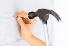 To κόλπο για να κλείσεις εύκολα τις τρύπες από τα καρφιά στον τοίχο σου