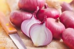 Ο τύπος βάζει το κρεμμύδι μες την κάλτσα του! Δεν μπορείτε να φανταστείτε τον λόγο