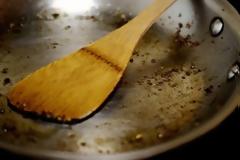 Πώς θα καθαρίσετε γρήγορα το τηγάνι σας