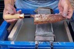 Θα πάθετε πλάκα! Δείτε τι κάνει με αυτό το σκουριασμένο μαχαίρι... [video]