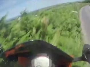 Φωτογραφία για Βίντεο - σοκ: Μοτοσικλετιστής εκτοξεύτηκε πάνω σε στροφή με 193 χλμ/ώρα