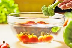 Φυτοφάρμακα σε φρούτα και λαχανικά: Πώς πλένονται σωστά στο σπίτι