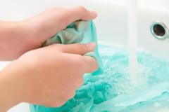 Πώς να βγάλω τη βαφή μαλλιών από τις πετσέτες και τα ρούχα μου;