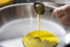 Το μυστικό της μαμάς για να μην πετάγεται το λάδι πάνω σας την ώρα του τηγανίσματος