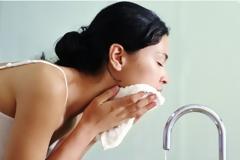 Τα 6 βήματα πριν τον ύπνο για να περιορίσετε τις ρυτίδες