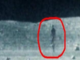 Φωτογραφία για Υπάρχουν εξωγήινοι! Δείτε το βίντεο με ένα πλάσμα που περπατάει στο φεγγάρι και δεν είναι άνθρωπος...