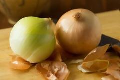 Το απόλυτο κόλπο για να καθαρίζετε κρεμμύδια χωρίς κλάμα