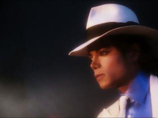 Φωτογραφία για Απίστευτο βίντεο! Ακούστε το Smooth Criminal του Michael Jackson να παίζεται με... λατέρνα!