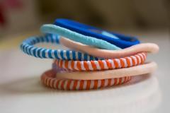 Δείτε τι έπαθε από ένα λαστιχάκι που είχε περασμένο στον καρπό της