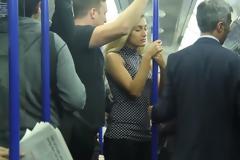 MΠΡΑΒΟ! Παρενοχλεί άγνωστη γυναίκα στο μετρό και δείτε τι κάνουν οι υπόλοιποι άνδρες [video]