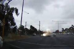 Απίστευτο βίντεο! Κεραυνός χτυπάει αμάξι και... ανοίγει τρύπα στην άσφαλτο! [video]