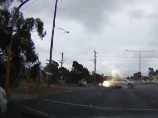 Φωτογραφία για Απίστευτο βίντεο! Κεραυνός χτυπάει αμάξι και... ανοίγει τρύπα στην άσφαλτο! [video]