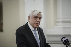 Τα ξίφη στους νέους και νέες σημαιοφόρους επέδωσε ο Πρόεδρος της Δημοκρατίας