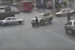 Απίστευτο: Αυτοκίνητο πέρασε δύο φορές πάνω από το κεφάλι της και επέζησε [video]