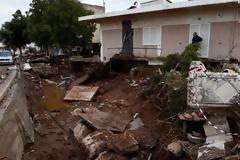 Πόρισμα-σοκ για το έγκλημα στη Μάνδρα: Έχτισαν 39 αυθαίρετα, αμαξοστάσιο και γήπεδο μέσα στο ρέμα!