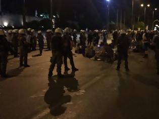 Φωτογραφία για Σε συλλήψεις μετατράπηκαν οι προσαγωγές για τα επεισόδια στη συγκέντρωση για τη Μακεδονία [Εικόνες-Βίντεο]