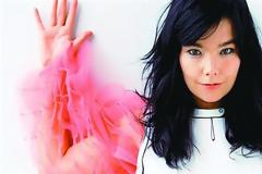 Ενδυματολογικές δημιουργίες της Μπγιoρκ στο μουσείο Gucci Garden