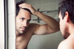 Πότε η τριχόπτωση οφείλεται σε άγχος και στρες