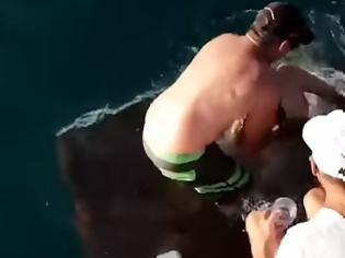 Φωτογραφία για Τουρίστρια πάει να ταϊσει καρχαρία και εκείνος την αρπάζει από το δάχτυλο και την παρασύρει! [video]