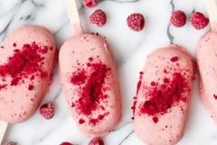 Παγωτό ξυλάκι με σμέουρα και επικάλυψη λευκής σοκολάτας!