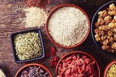 10 υπερτροφές που πρέπει να εντάξετε στη διατροφή σας