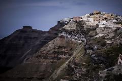 Σαντορίνη: Εικόνες που προβληματίζουν πίσω από τη βιτρίνα που μαγεύει – Αυτή είναι η αθέατη όψη στα Φηρά