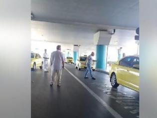 Φωτογραφία για Ελ. Βενιζέλος: Οδηγοί ταξί έπαιξαν ξύλο για μια θέση στην πιάτσα [video]